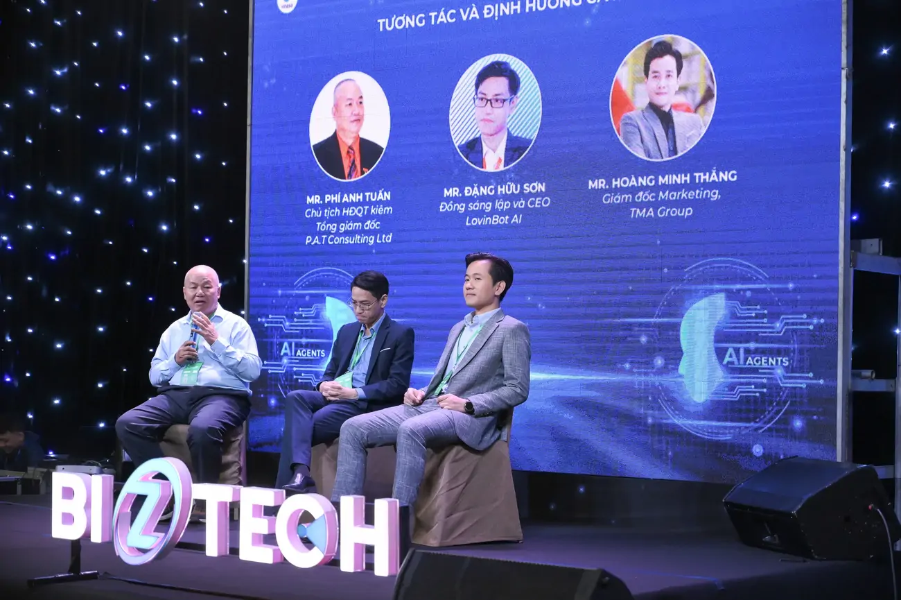 Mr. Hoang Minh Thang delivering a keynote on AI integration at BIZTECH 2025